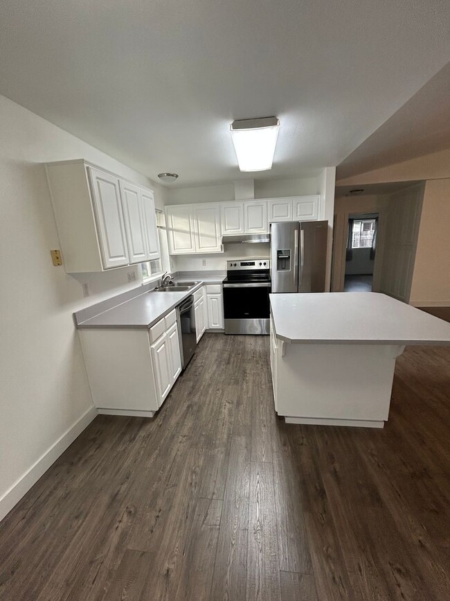 Building Photo - Beautifully Remodeled 2 Bedroom 1 Bath Dup...