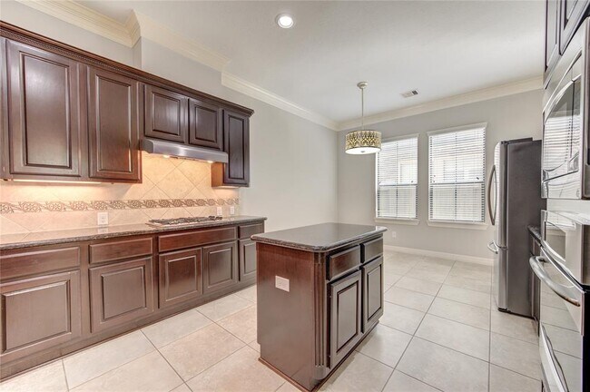 Building Photo - 11623 Royal Oaks Crossing