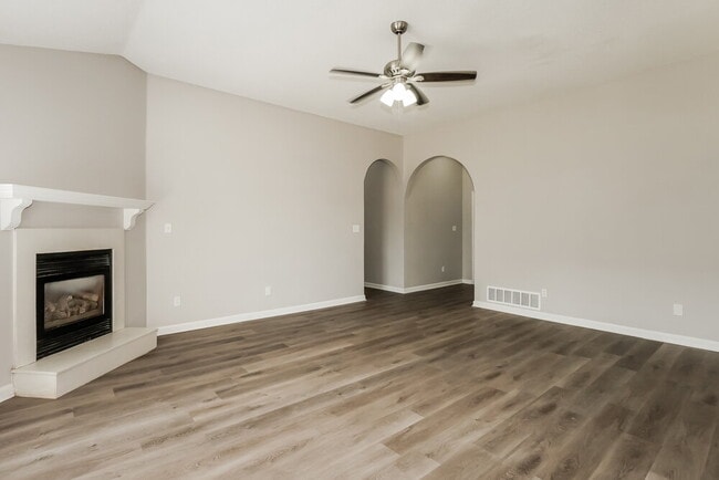 Building Photo - 10873 E Ridge Dr