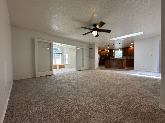 Foto del edificio - Beautiful 3bed, 2bath 2,550sq.ft. home in ...