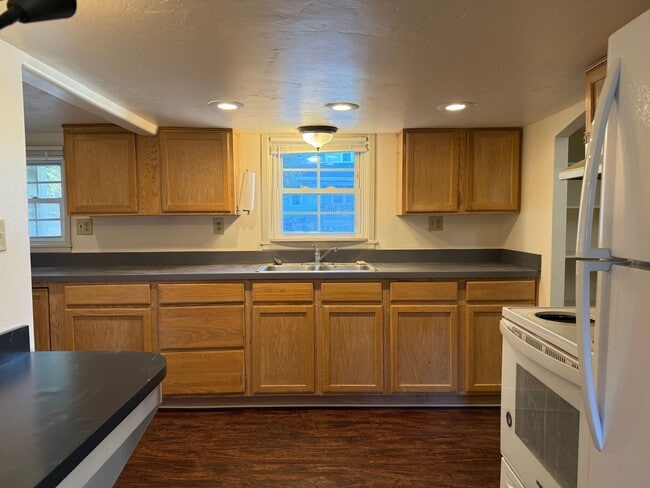 Building Photo - Charming 1 Bedroom Cottage with Bonus Room...