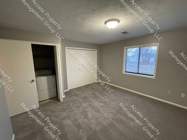 Building Photo - 2 Bedroom Townhome Downtown Rockford!