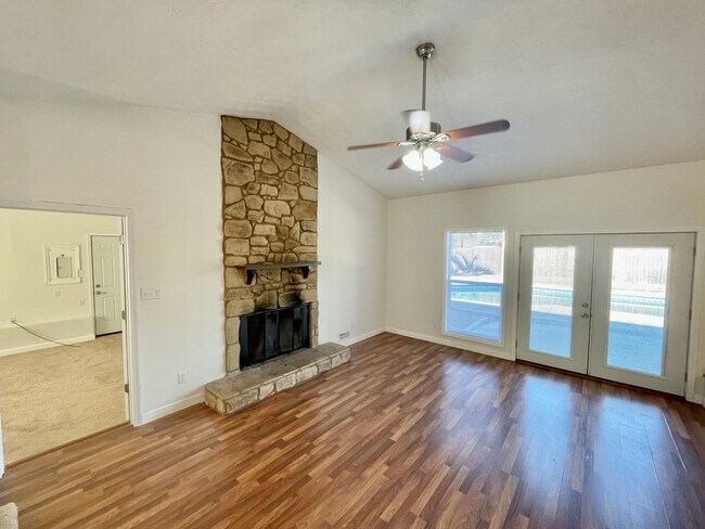 Foto del edificio - 4 Bed, 2 Bath Nest in Hope Mills with Pool!