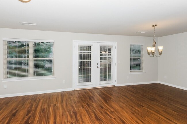 Foto del edificio - 140 Chandler Cir