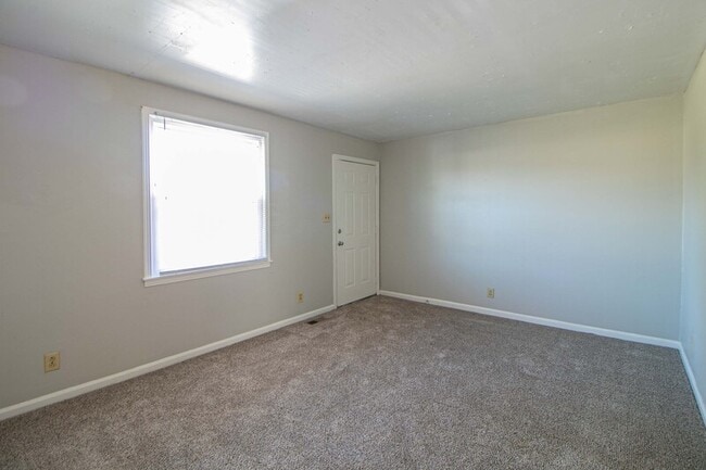 Building Photo - 811-D Golfview Place