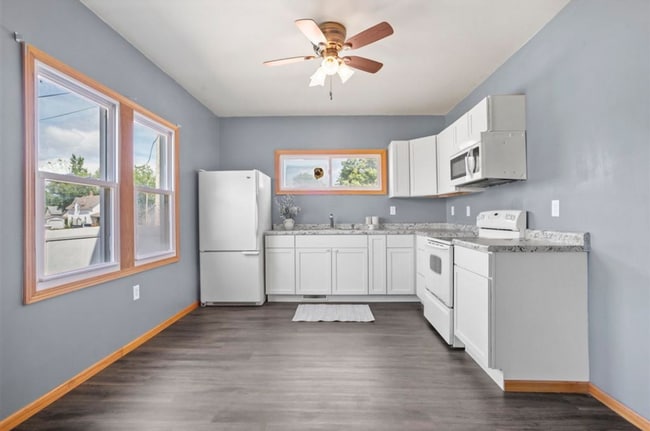 Foto del edificio - $1350 | 3 Bedroom 2 Bath | Fenced in backyard | Central A/C | Pet Friendly