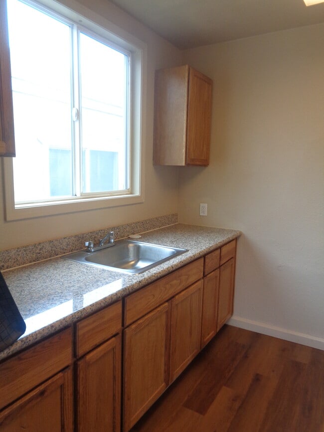 Building Photo - 649 Elm St