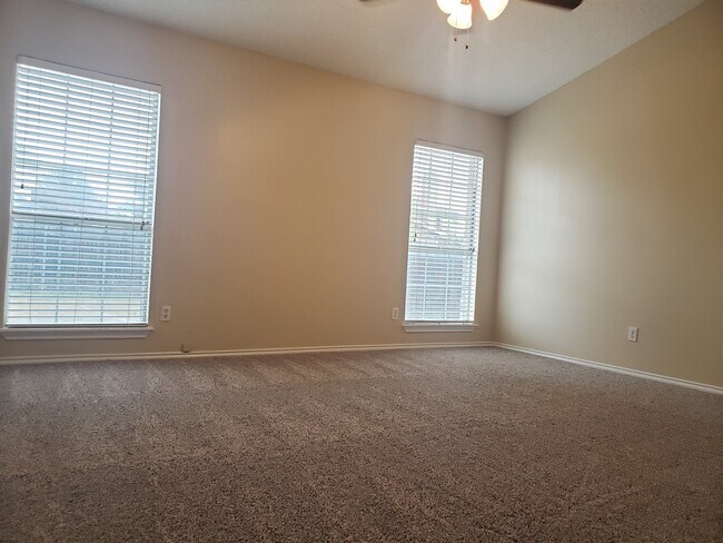 Building Photo - 2212 Carriage Hill