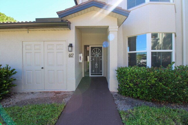 Building Photo - ***FURNISHED SEASONAL RENTAL***DIAMOND LAKE***2+DEN***AVAILABLE***
