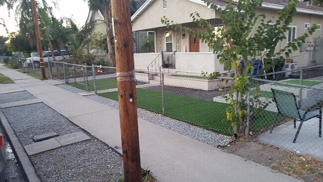 Building Photo - 1120 W 6th St