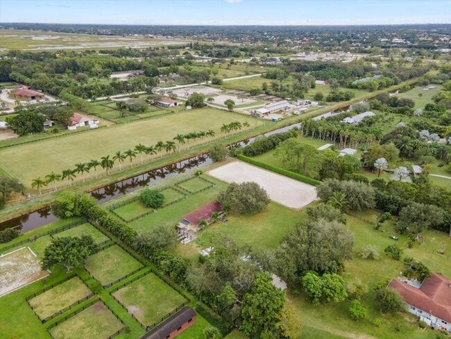 Foto del edificio - 16693 Deer Path Ln