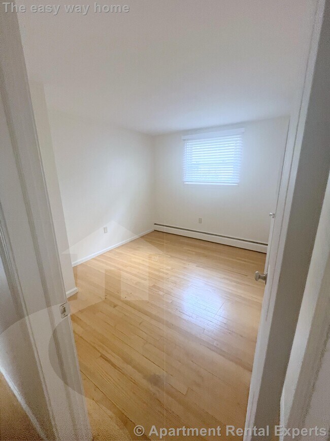 Building Photo - Fresh Pond 2+ Bedroom - Parking * All Util...