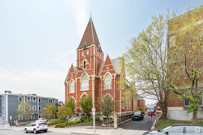 225 Dorchester Street se encuentra en el vecindario del sur de Boston. - The Residences at St. Augustine