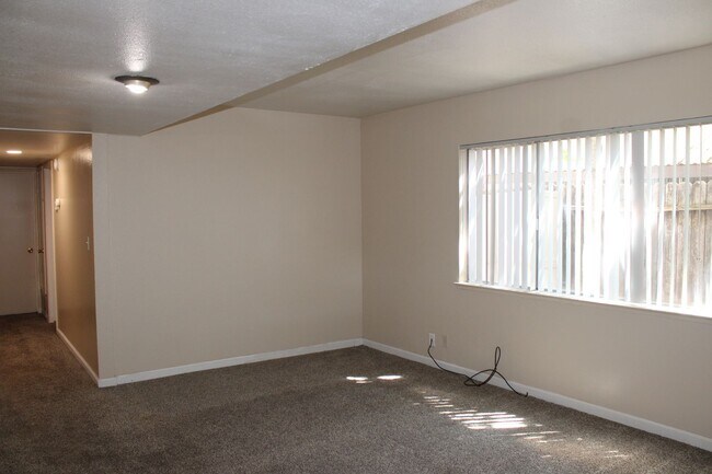 Foto del edificio - 2213 Roselake Ave