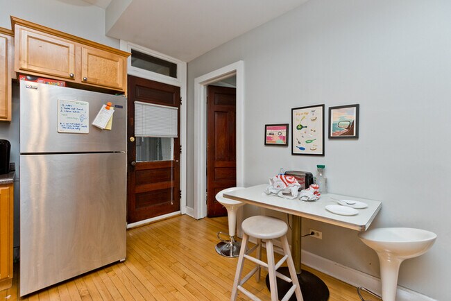 Building Photo - Sunny 3bed/1bath with updated kitchen - au...