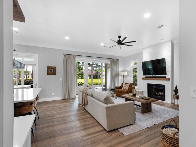 Foto del edificio - Stunning Furnished 3-Bedroom Golf Course H...