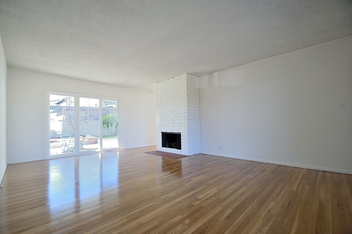 Primary Photo - 439 Altura Way