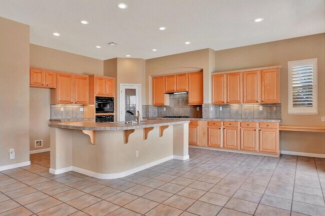Foto del edificio - Rare Brookside Home with Pool & Lake Views