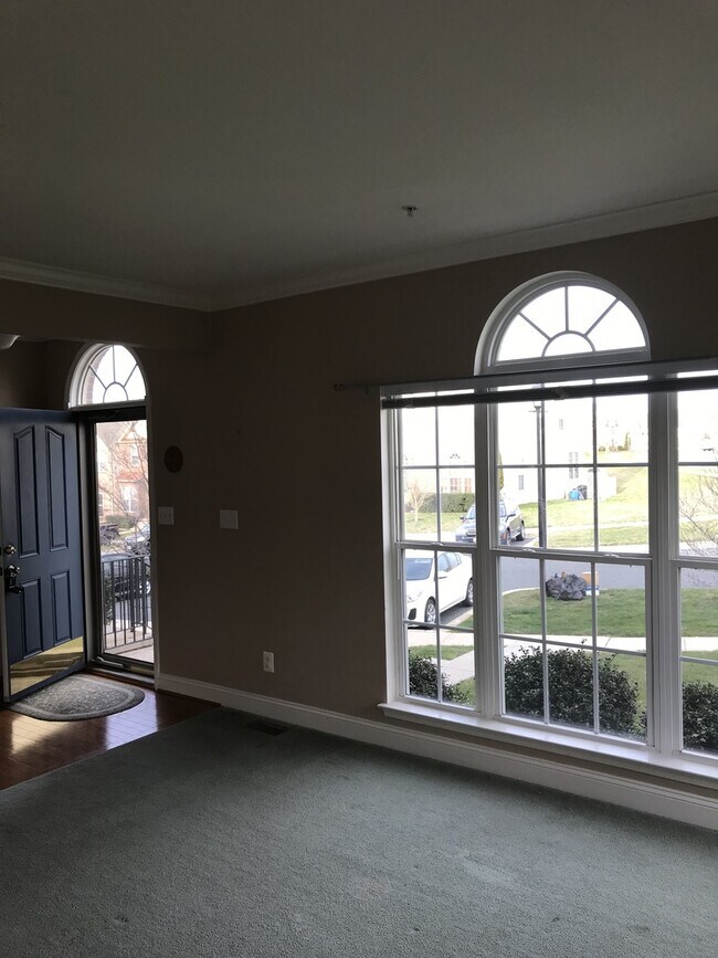 Building Photo - *Coming Soon!*  Large end unit town home i...