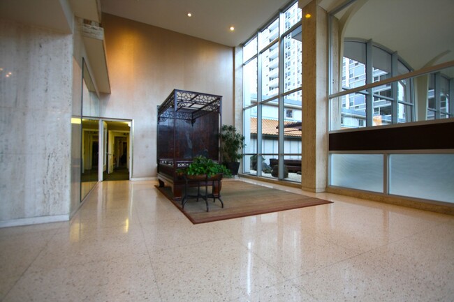 Foto del edificio - Updated 1 Bed, 1 Bath Steps to the Lake Av...