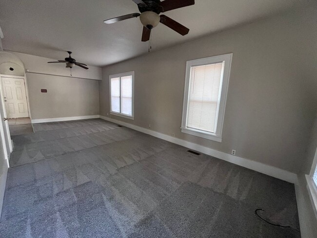 Building Photo - 4 Bedroom / 2 Bath House