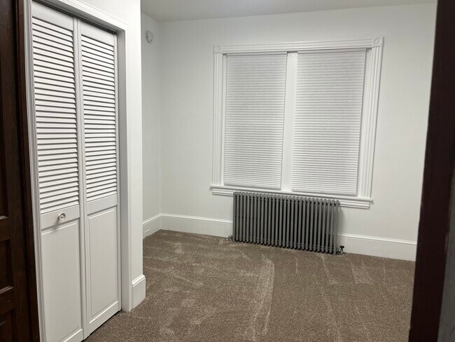 Bedroom w/closet - 30 S Jefferson St
