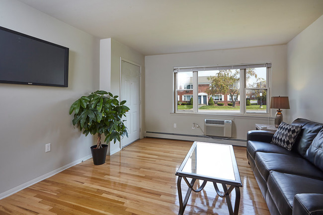 Building Photo - Ridgefield Apartment Assoc., LLC - I 55-124A