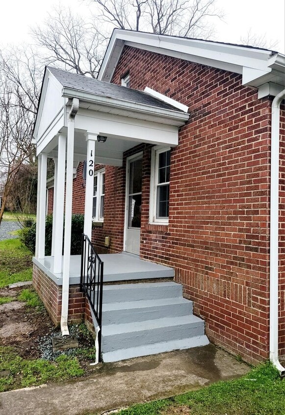 Primary Photo - 120 Markham St