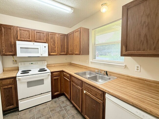 Foto del edificio - Spacious Triplex - Water Included