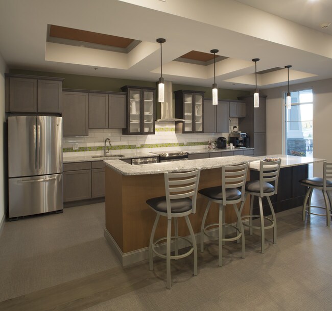 El espacio para reuniones en el complejo cuenta con una cocina completa - Bloom Living (A 55+ Community)