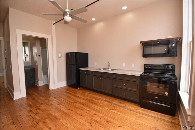 Building Photo - 170 Court St