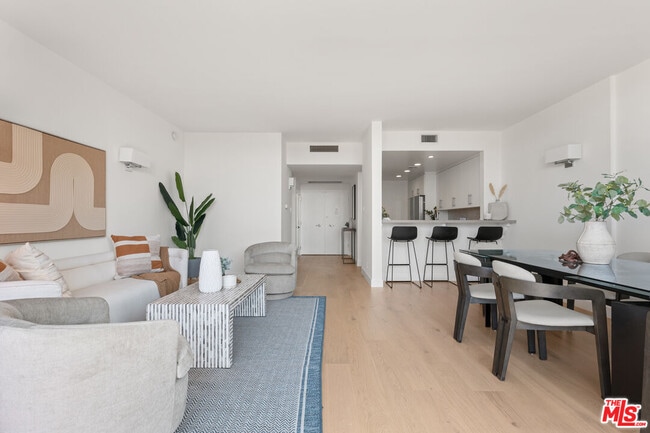 Foto del edificio - 8787 Shoreham Dr