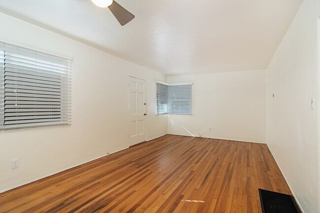 Foto del edificio - 126 J Ave