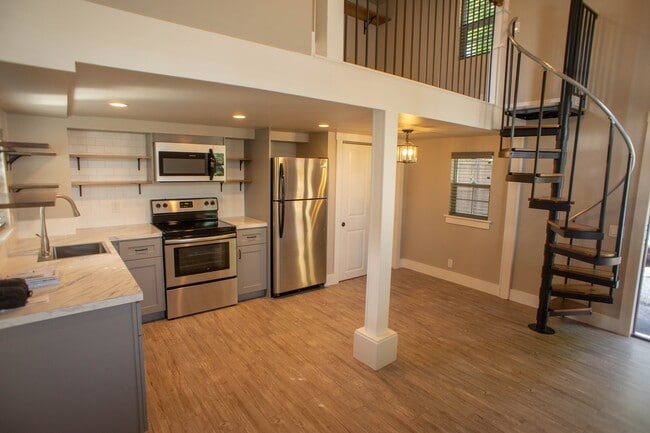 Building Photo - Downtown Tiny House