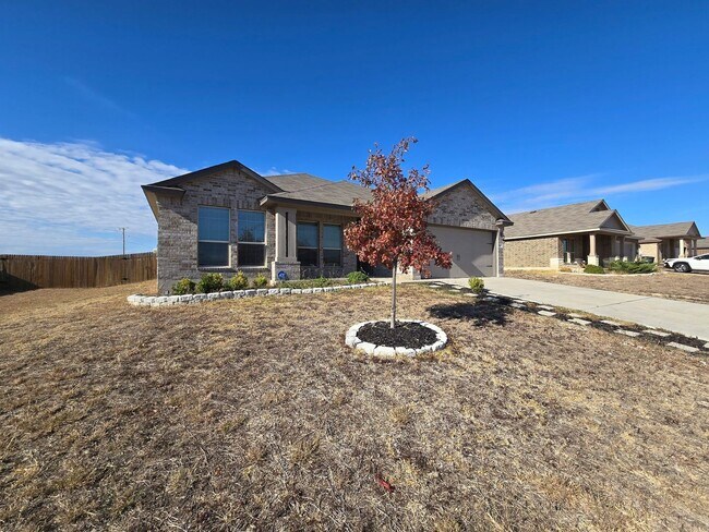 Foto del edificio - NEW IN MANAGEMENT - AVAILABLE NOW!