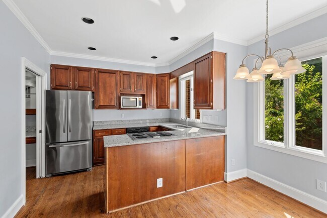 Foto del edificio - Gorgeous 2 Bedroom Brick Townhome in the H...