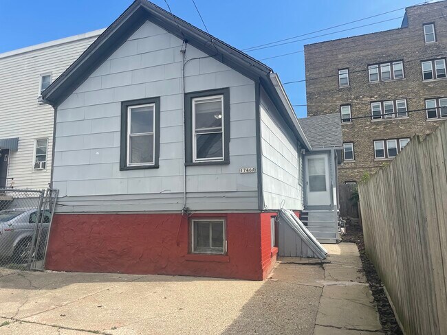 Building Photo - 1746 N Warren Ave