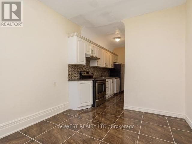 Building Photo - 2011 Dundas St W