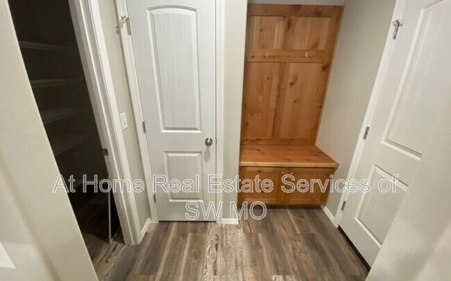 Foto del edificio - 202 W Canterbury Ln