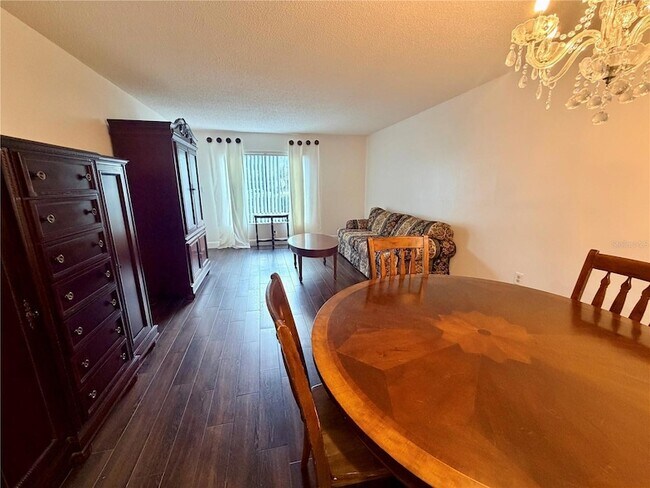 Foto del edificio - 13602 S Village Dr