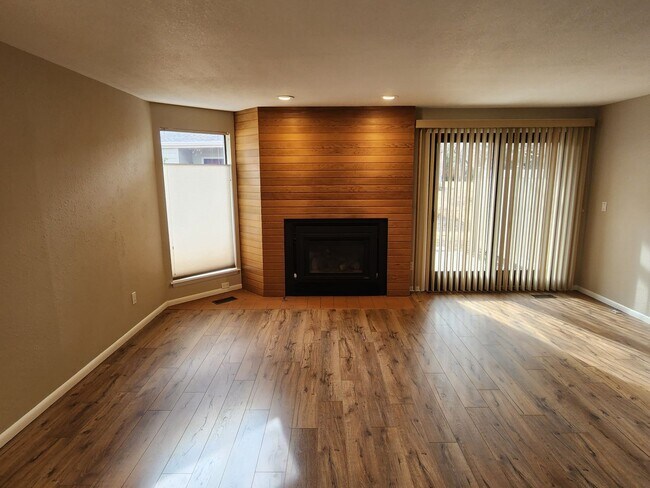 Building Photo - Love the area you live ! River Run area in South East Boise!