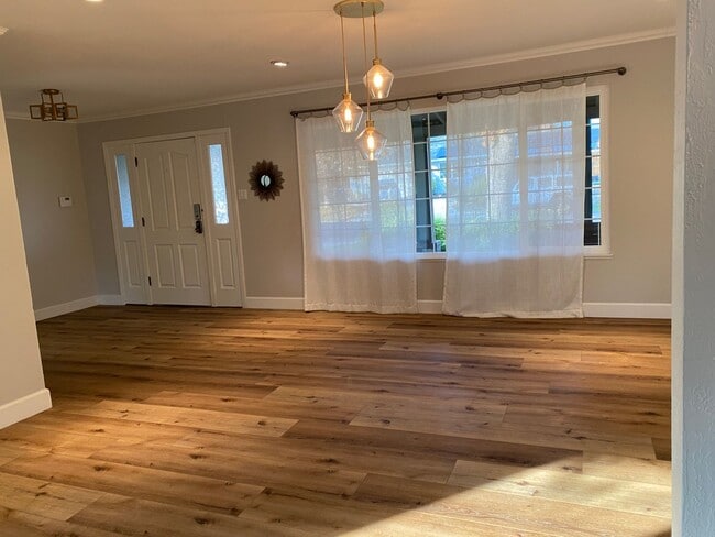 Foto del edificio - 385 Maureen Ln