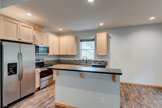 Building Photo - 253 Sunset Dr
