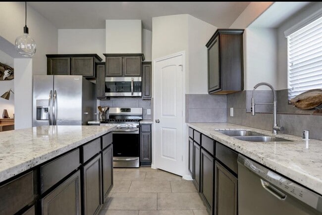 Building Photo - 721 Rim Water Dr