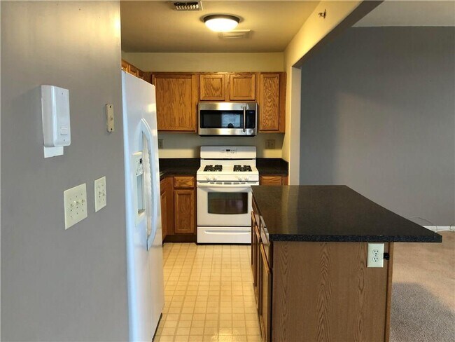 Building Photo - 160 Commodore Cir E