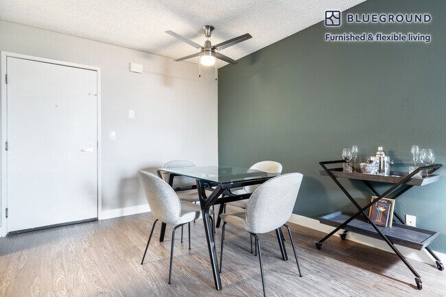 Foto del edificio - 1660 N Wilton Pl