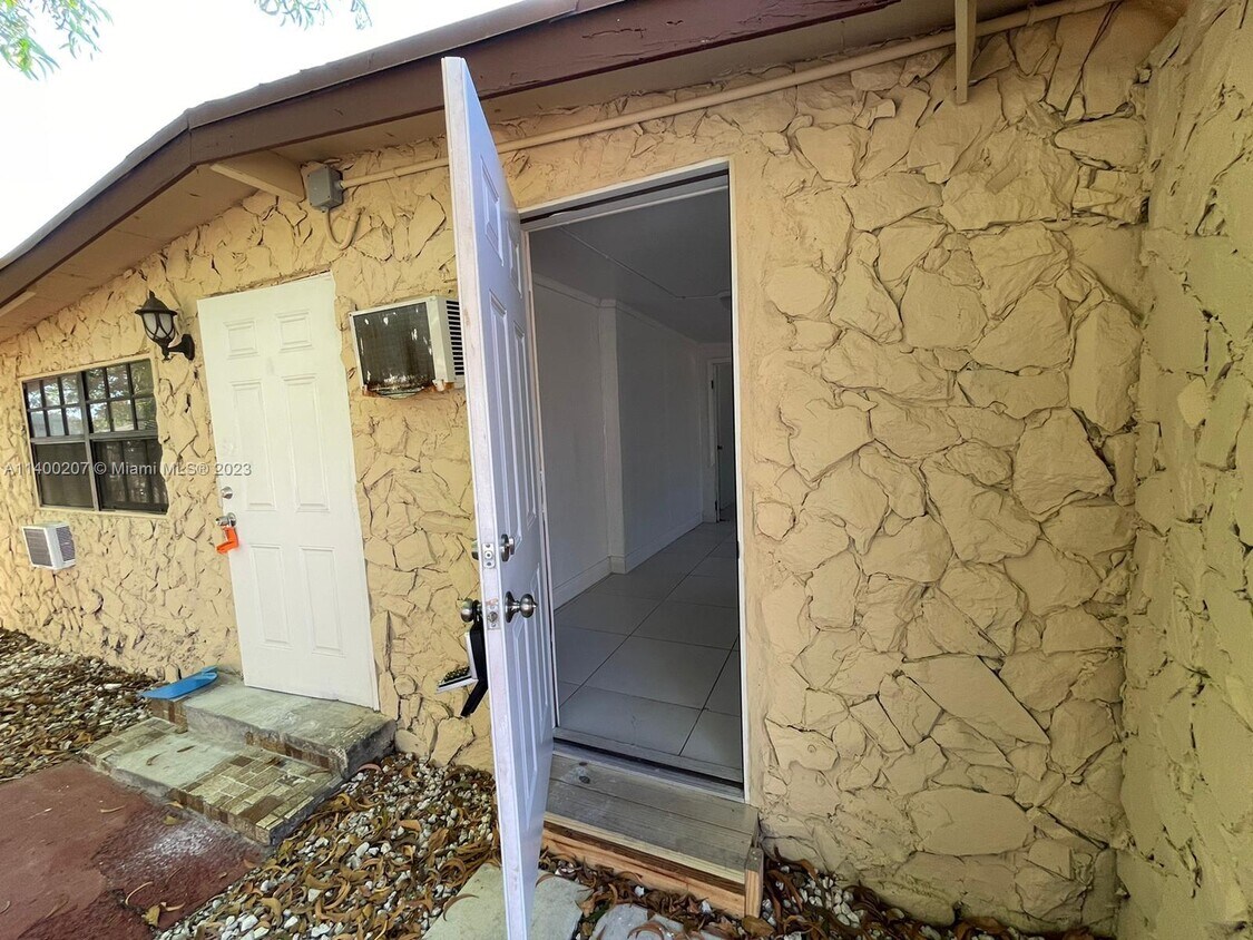 Foto principal - 633 NW 15th Ave