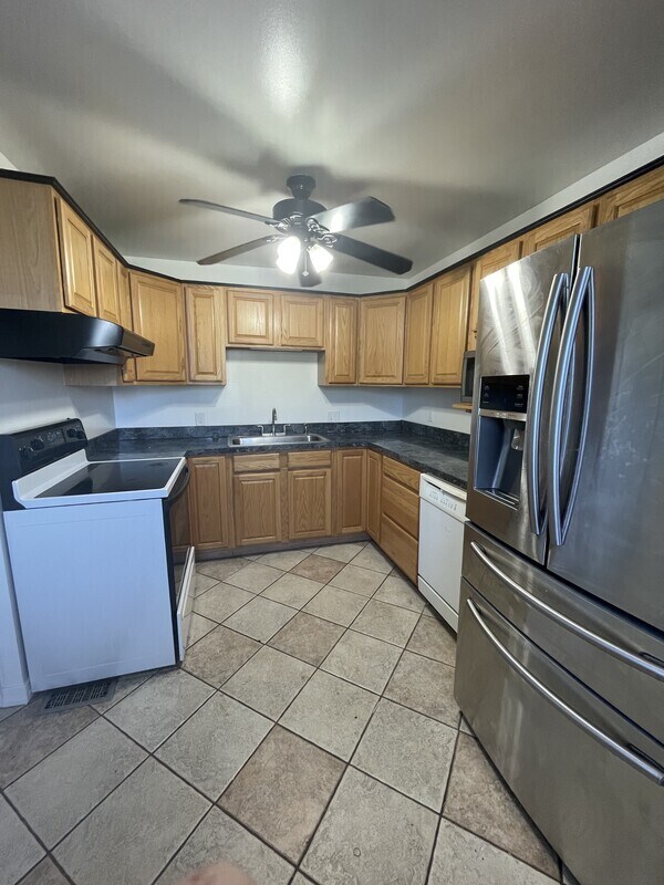 Foto del edificio - 8217 Cornwall Rd