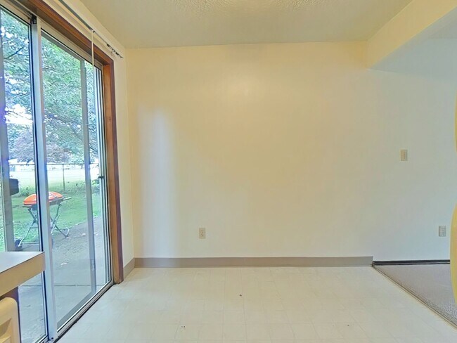 Building Photo - 2 Bedroom 4-Plex ~ South Corvallis ~ Small...
