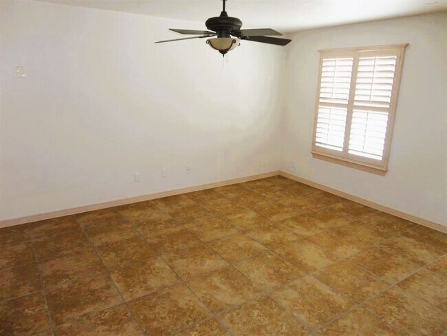 Building Photo - Dazzling Eastside Home With Refrigerated Air Situated On Large Cul De Sac Lot In Quiet Neighborhood